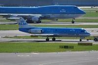 PH-KZN @ EHAM - KLM cityhopper taxiing in after arrival with a heavy B747 departing