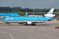 PH-KCD @ EHAM - KLM heavy taxiing for departure
