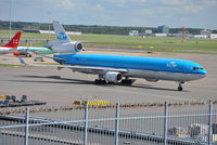PH-KCG @ EHAM - KLM heavy taxiing onto stand