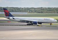 N861NW @ EHAM - DAL taxiing for departure - by Robert Kearney