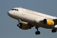 EC-IZD @ EBBR - Arrival of flight VY7060 to RWY 25L