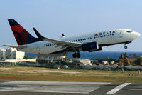 N305DQ @ SXM - visitor