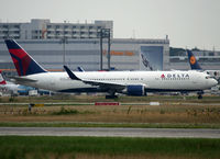 N1612T @ EDDF - Lining up rwy 07L for departure... - by Shunn311