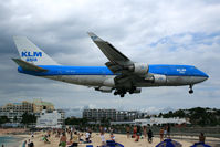 PH-BFH @ SXM - visitor - by Wolfgang Zilske