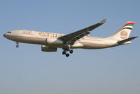 A6-EYN @ EBBR - Arrival of flight EY055 to RWY 02