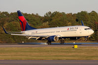 N386DA @ ORF - Delta Air Lines N386DA (FLT DAL1128) from Hartsfield-Jackson Atlanta Int'l (KATL) landing RWY 23 in strong crosswind conditions. Wind was 310 at 15 gusts to 25 kts.