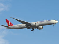 TC-JJE @ VIE - TC-JJE First landing in Vienna of this brandnew Triple Seven, del. 10/2010