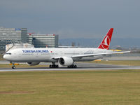 TC-JJE @ LOWW - TC-JJE First visit in Vienna of this brandnew Triple Seven, del. 10/2010