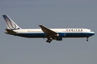 N662UA @ EDDF - on final RW07R - by Friedrich Becker