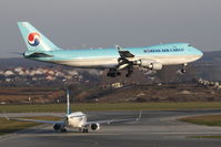 HL7438 @ LOWW - KAL [KE] Korean Air - by Delta Kilo
