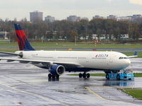 N804NW @ EHAM - Delta Airlines - by Chris Hall