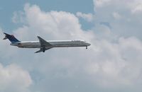 N952DL @ KATL - A Delta Airlines MD-88 (N952DL) on short final to runway 9L @ Atlanta's Hartsfield-Jackson International Airport. (an f-stop 5.6 photograph) - by Bill Thornton