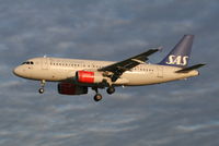 OY-KBP @ EBBR - Arrival of flight SK593 to RWY 25L