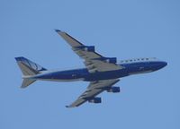 N128UA @ LAX - On final to runway 15 - by Helicopterfriend