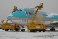 HL7437 @ LOWW - Korean Air Boeing 747-400 - by Dietmar Schreiber - VAP