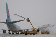 HL7437 @ LOWW - Korean Air Boeing 747-400 - by Dietmar Schreiber - VAP