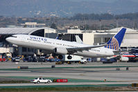 N53442 @ LAX - United Airlines N53442 (FLT COA556) departing RWY 25R en route to Cleveland-Hopkins Int'l (KCLE). New United titles.