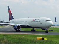 N194DN @ EGCC - Delta B767-300 N194DN Taxies out - by Manxman