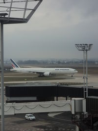 F-GSQT @ LFPO - Boeing 777-328 (ER)