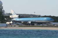 PH-KCD @ TNCM - KLM PH-KCD landing at TNCM - by Daniel Jef