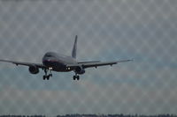 N832UA @ KBIL - United Airbus A319 approaches 28R in a crosswind