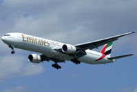 A6-EMT @ EGLL - Short final