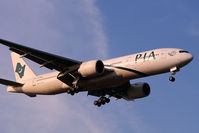 AP-BGL @ EGLL - Short final