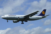 D-AIAY @ EGLL - Short final