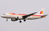 EC-HSF @ EGLL - Short final