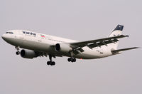 EP-IBC @ EGLL - Short final