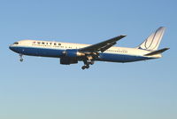 N647UA @ EBBR - Arrival of flight UA972 to RWY 25L - by Daniel Vanderauwera