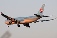 HL7552 @ VIE - KAL - by Chris Jilli
