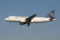 EI-DSZ @ EBBR - Flight AZ156 is descending to RWY 25L