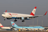 OE-LAW @ VIE - Austrian Airlines - by Chris Jilli