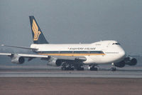 9V-SQQ @ LOWW - Singapore Airlines
