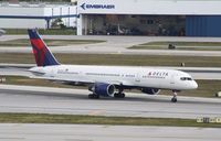 N527US @ KFLL - Boeing 757-200