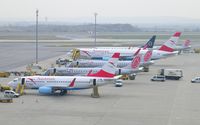 OE-LNN @ LOWW - The Hotel-Block on this Saturday morning. - by David Goetzl