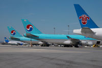 B-2071 @ LOWW - China Southern Boeing 777-200 - by Dietmar Schreiber - VAP