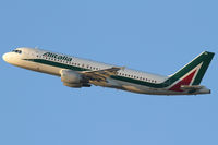EI-DTN @ VIE - Alitalia