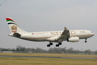 A6-EYG @ EIDW - Etihad - by Chris Hall
