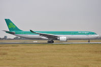 EI-EAV @ EIDW - Lining up r/w 10 - by Robert Kearney