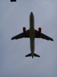G-EZTU @ LFPO - Airbus A320-214 landing runway 26