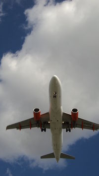 G-EZTU @ LFPO - Airbus A320-214 landing runway 26
