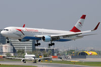 OE-LAE @ VIE - Austrian Airlines - by Chris Jilli