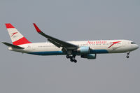 OE-LAY @ VIE - Austrian Airlines