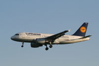 D-AIBB @ EBBR - Flight LH1004 is descending to RWY 25L