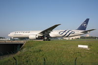 F-GZNE @ LFPG - Skyteam Colors