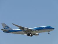 PH-BFB @ LAX - The Flying Dutchman 1/2 miles east of LAX on final to runway 24 - by Helicopterfriend