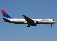 N176DN @ LOWW - Classic livery