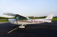 N1075V @ I19 - 1976 Cessna R172K